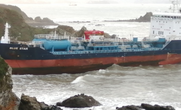 (VÍDEO) Fracasa el primer intento de devolver al mar el petrolero Blue Star