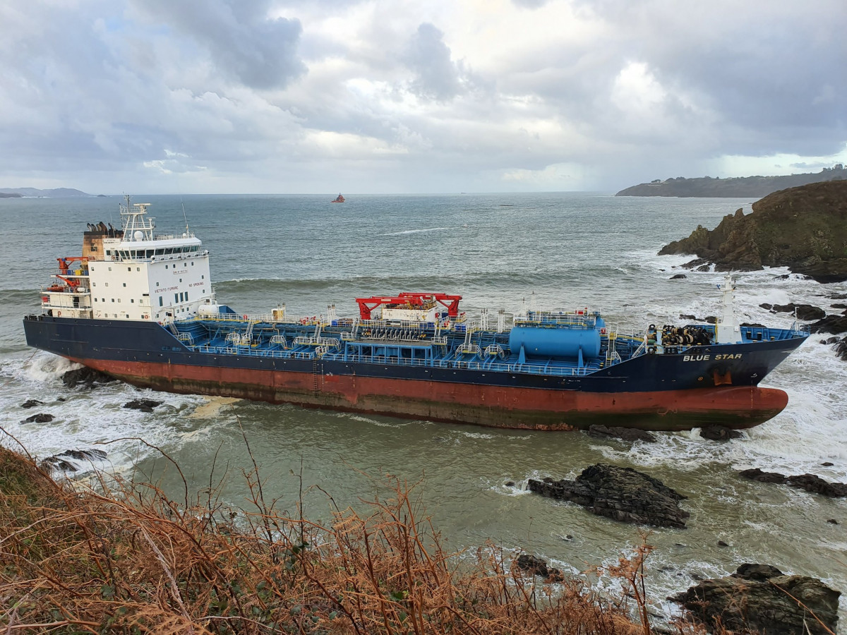 El petrolero Blue Star encallado en Ares en una foto del @iagovarela