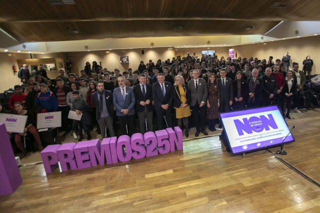 Alumnos galardonados en el concurso escolar por el 25N de la Xunta, junto con Feijóo y otros asistentes al acto de entrega