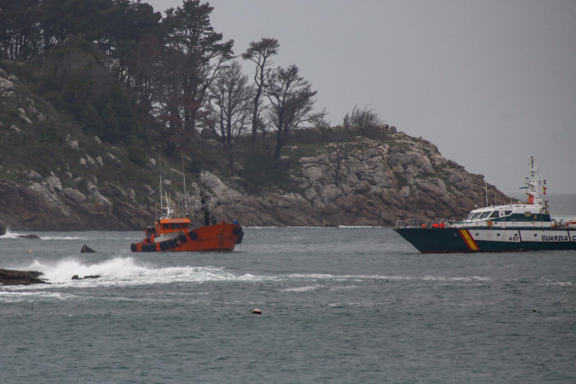 El remolcador 'Insuíña Rande' y un barco del Servicio Marítimo de la Guardia Civil, en la zona del hundimiento de un 'narcosubmarino', en la ría de Aldán.