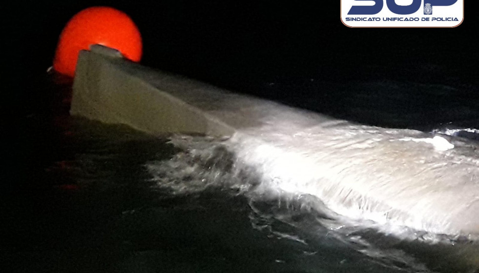 Proa del submarino con cocaína hundido en Aldán durante la bajamar de la noche del domingo en una imagen del SUP