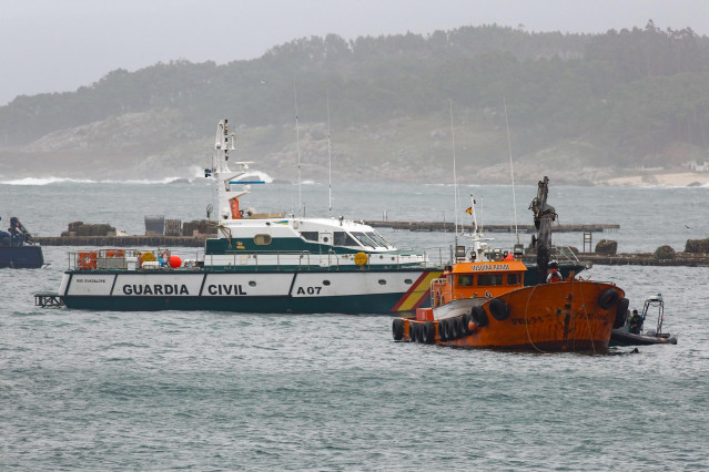 El remolcador 'Insuíña Rande', retoma las tareas de arrastre del 'narcosubmarino', escoltado por una patrullera de la Guardia Civil y una embarcación de Vigilancia Aduanera, en la ría de Aldán , en Cangas/Pontevedra (España), a 26 de noviembre de 2019.