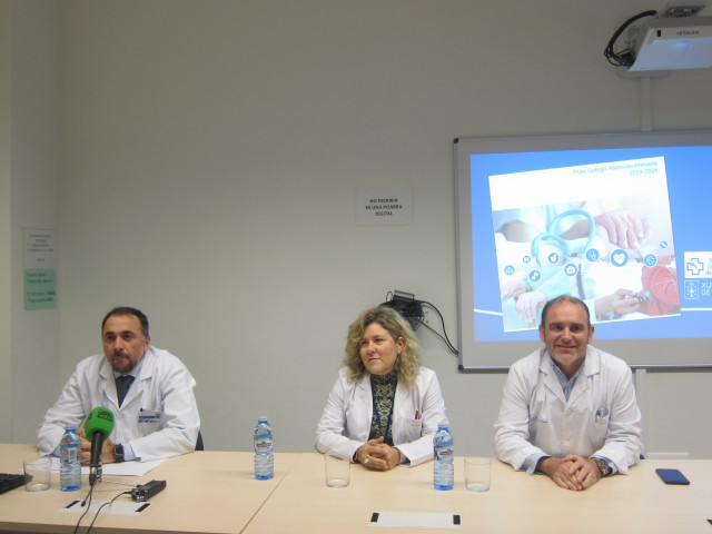 El gerente del área sanitaria de Vigo, Julio García, el director de Procesos Asistenciales, Alfredo Silva, y la directora de Atención Primaria, Elena Lorenzo, durante la rueda de prensa