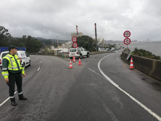 Corte de tru00e1fico por la pleamar y el temporal en Maru00edn en una foto de la Guardia Civil