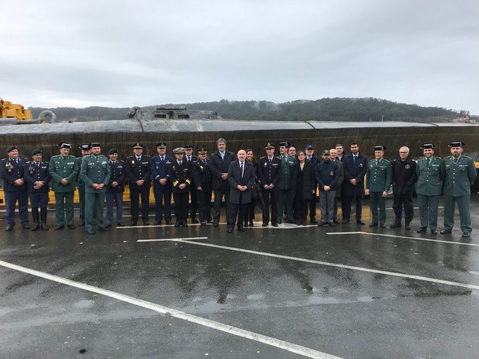 Autoridades posan delante del narcosubmarino incautado