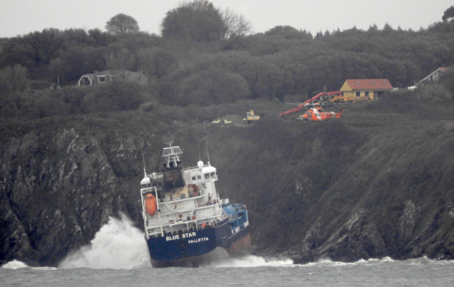 El 'Blue Star' encallado en la costa de Ares (A Coruña)