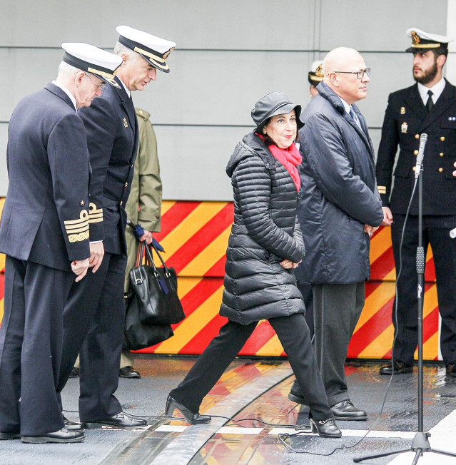 La ministra de Defensa en funciones, Margarita Robles, recibe a los tripulantes, el Arsenal Militar de Ferrol, de la fragata 