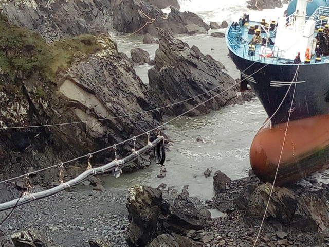 El Blue Star ya tiene habilitadas las mangeras para la extracción del combustible a tierra