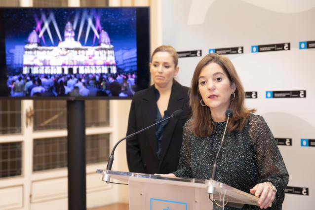 La alcaldesa de A  Coruña, Inés Rey, y la concejalade Turismo, Diana Cabanas, en la presentación del programa de Navidad