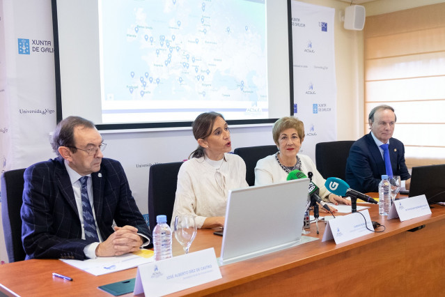 La conselleira de Educación, Universidade e Formación Profesional, Carmen Pomar, y la directora de la Axencia para a Calidade do Sistema Universitario de Galicia (Acsug), Patrocinio Morrondo, en rueda de prensa.
