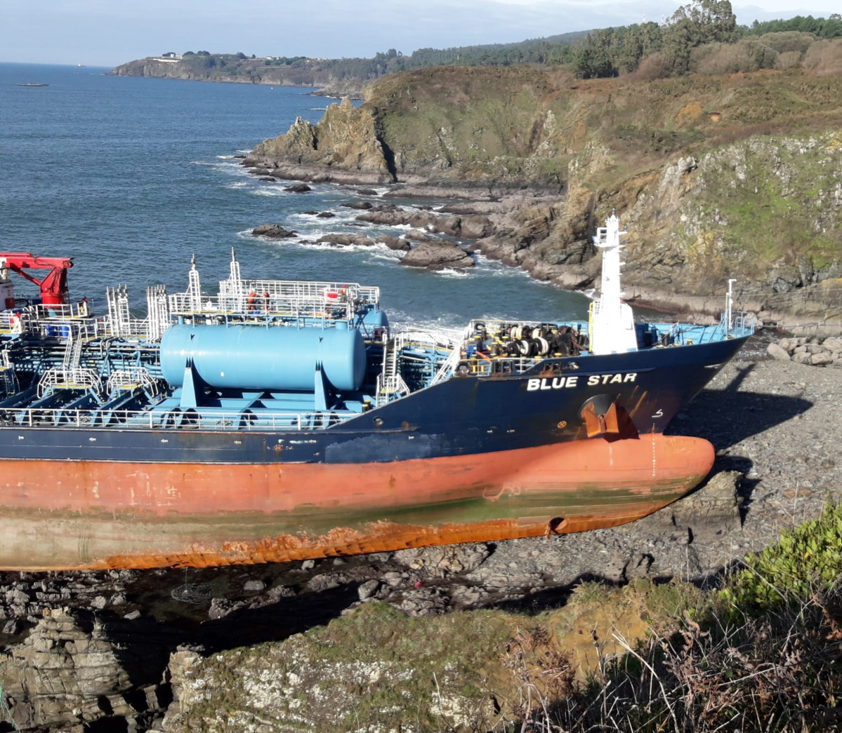 El buque 'Blue Star' en la costa de Ares.