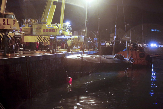 Dos grandes grúas logran reflotar al narcosubmarino hundido  a la entrada de la ría de Aldán, en Cangas (Pontevedra).
