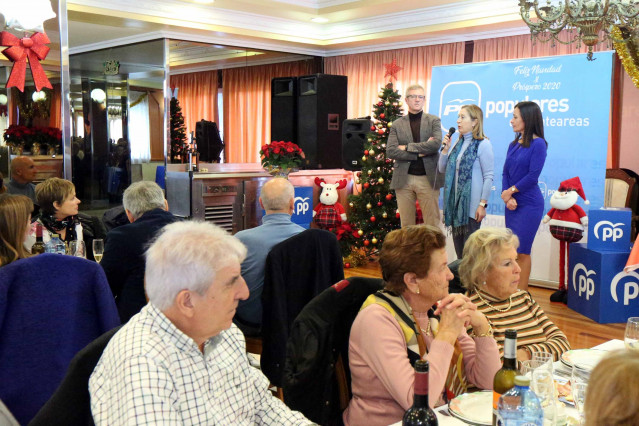 El presidente del PP de Pontevedra, Alfonso Rueda, la número 2 por Madrid, Ana Pastor, y la portavoz municipal, Belén Villar, en una comida de Navidad con simpatizantes.