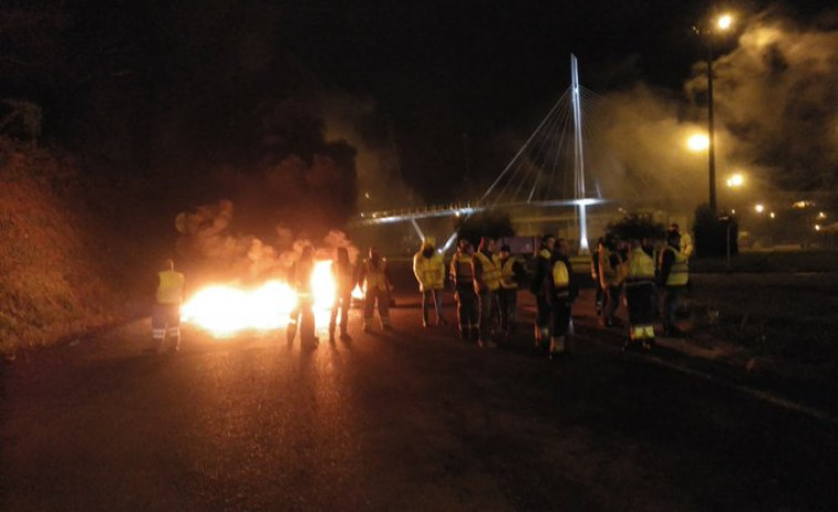Barricadas en llamas de los camioneros de Endesa cortan el acceso al puerto de Ferrol