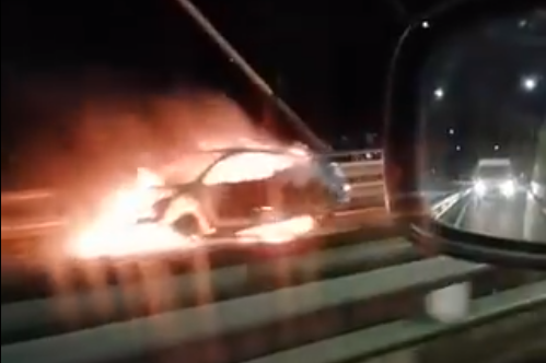 Coche ardiendo en la autopista del Atlu00e1ntico en Rande en una imagen de un vu00eddeo difundido por la Radio Galega