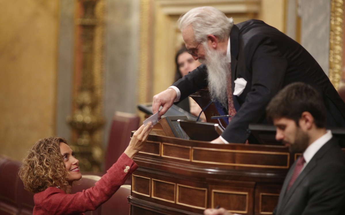 EuropaPress 2527870 La presidenta del Congreso Meritxell Batet entrega su voto para la elecciu00f3n del presidente de la Mesa del Congreso durante la sesiu00f3n de constituciu00f3n de las Cortes para la