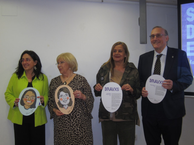 La directora del Área de Igualdad de la UVigo, la diputada provincial de Igualdad, la presidenta de la Diputación de Pontevedra y el rector de la universidad han asistido a la presentación de las jornadas