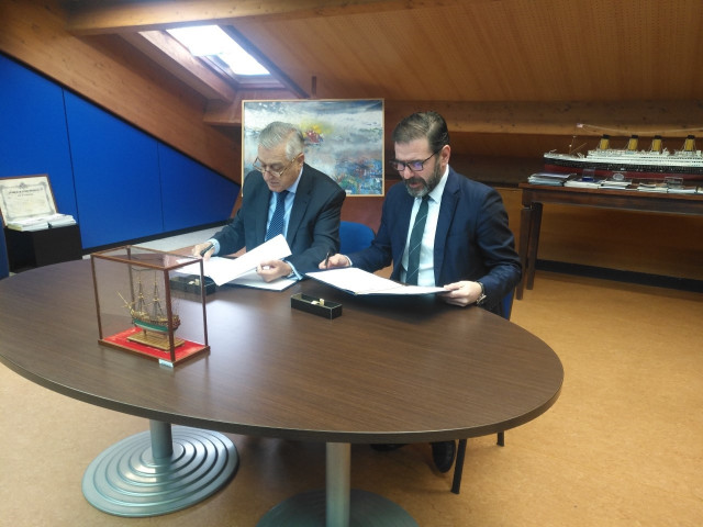 Antonio Duelo Menor y el alcalde de Ferrol, Ángel Mato, firman un convenio.