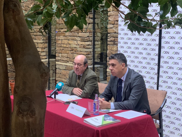 El Presidente de ADEN, Andrés Pérez y el secretario general, Javier de la Cerda, este martes en la presentación del informe de impacto socioeconómico de la asociación en Galicia