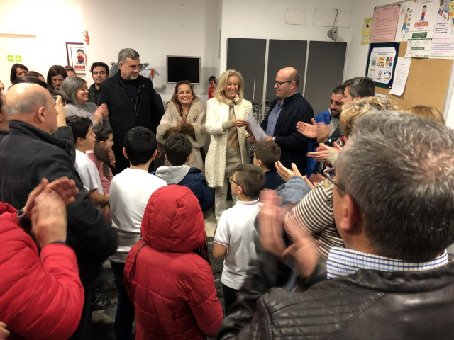 La delegada territorial de la Xunta en Vigo, Corina Porro, y la jefa territorial de Política Social, Marta Iglesias, han entregado las llaves del local a la asociación