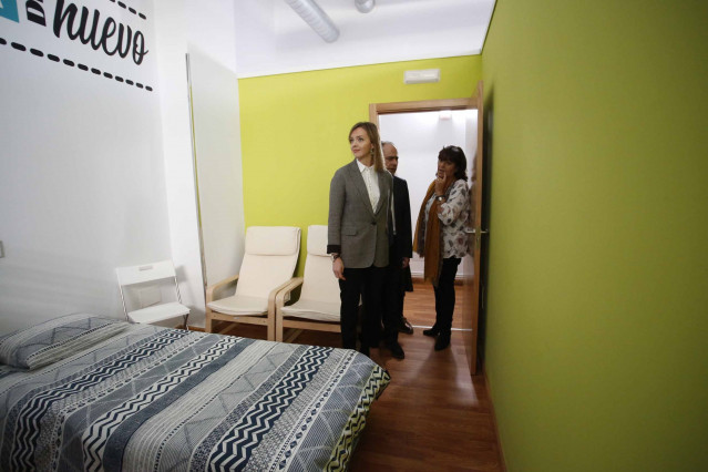 La conselleira de Política Social, Fabiola García, visita las instalaciones del albergue de la Asociación Dignidad en Vigo.