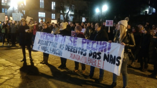 Manifestación en contra del cierre del paritorio de Verín en Santiago