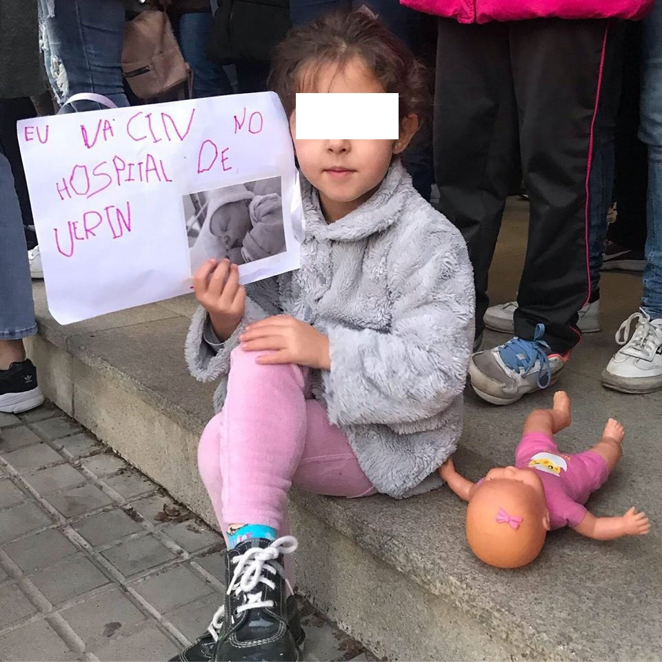 Una niu00f1a participa en las manifestaciones contra el cierre del paritorio de Veru00edn en una foto publicada por @BeinhaOur
