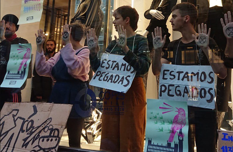 Activistas de Extinction Rebelio en el escaparate de Zara en Gran Vu00eda en una foto de su Twitter