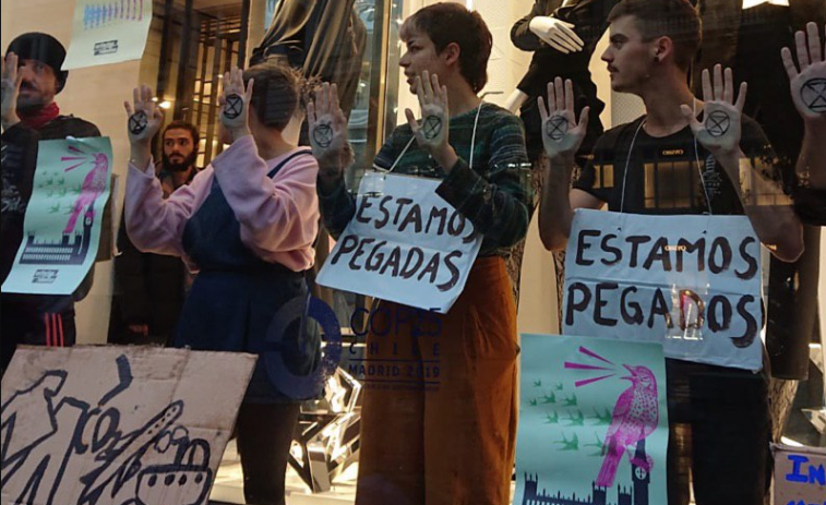 Activistas se pegan al escaparate de Zara para denunciar el 