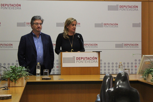 La presidenta de la Diputación de Pontevedra, Carmela Silva, con el director del centro Príncipe Felipe.