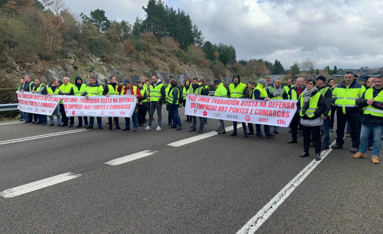 Camioneros de Endesa cortan la autovía A-6 en Lugo