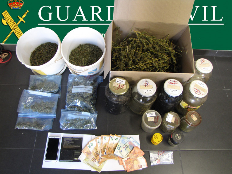 La Guardia Civil desarticula un narcopiso en Ponteareas con más de medio kilo de marihuana