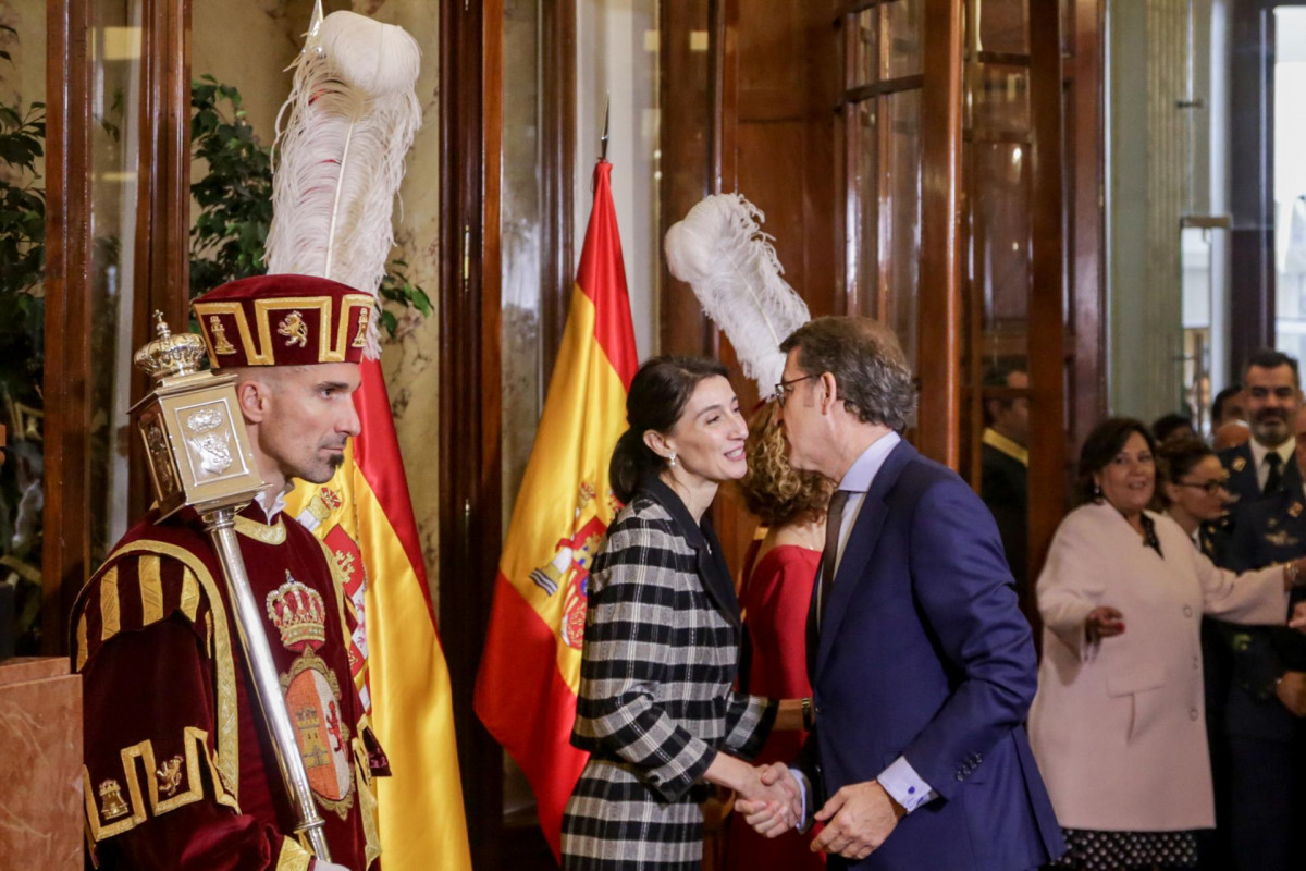 EuropaPress 2534012 Pilar Llop y Alberto Nu00fau00f1ez Feiju00f3o se saludan en el acto de Conmemoraciu00f3n del Du00eda de la Constituciu00f3n en el Congreso de los Diputados en Madrid (Espau00f1a) a 6 de diciembre de 2019 