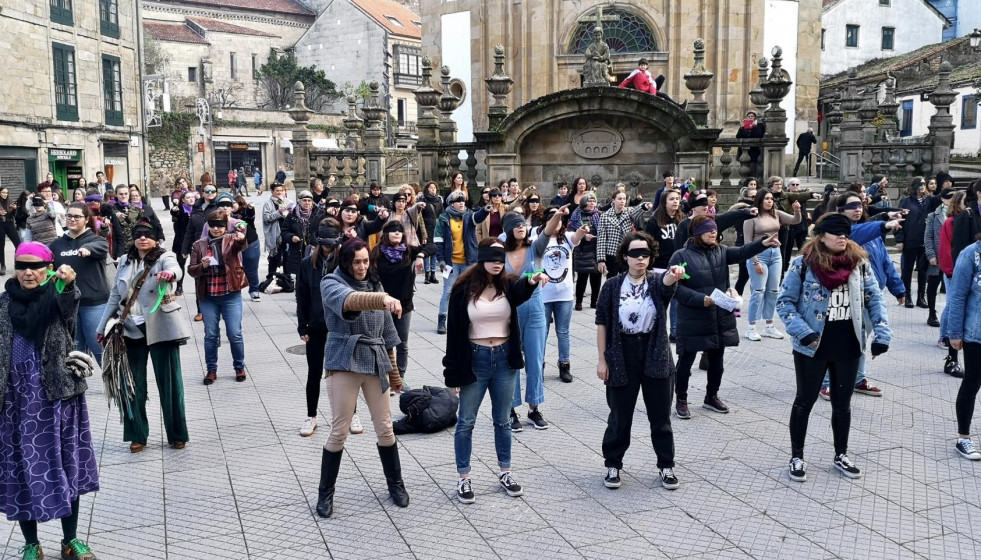 Colectivos feministas de Pontevedra se suman a la performance 'Un violador en tu camino'