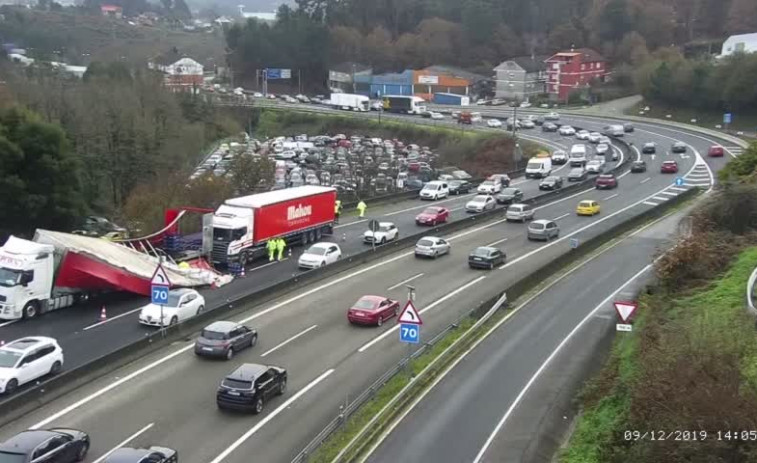 Litros de cerveza causan kilómetros retenciones en la Autovía A 55