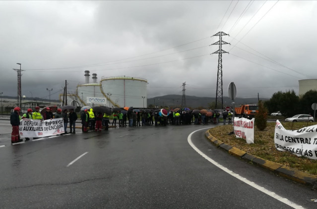 Concentración de trabajadores de auxiliares de la térmica de As Pontes.