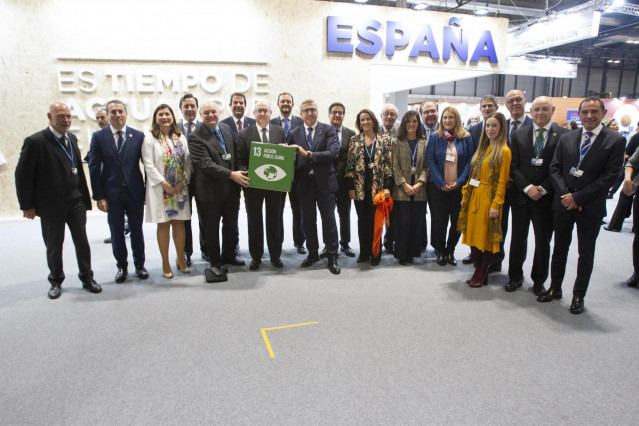 Firma del compromiso de la banca para cumplir los Acuerdos de París. En la foto, representantes de los bancos firmantes, la AEB, la CECA y el ICO.