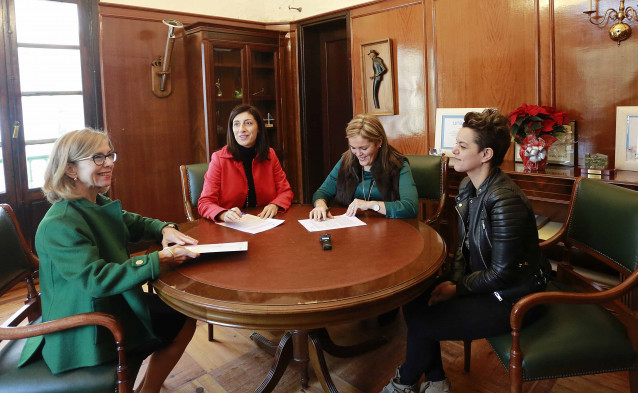 La conselleira Ángeles Vázquez y la alcaldesa Digna Rivas firmaron hoy el convenio de colaboración