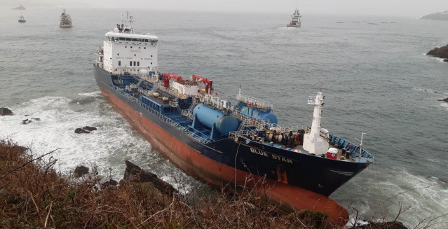 Trabajos para desencallar el buque 'Blue Star' en la costa de Ares.