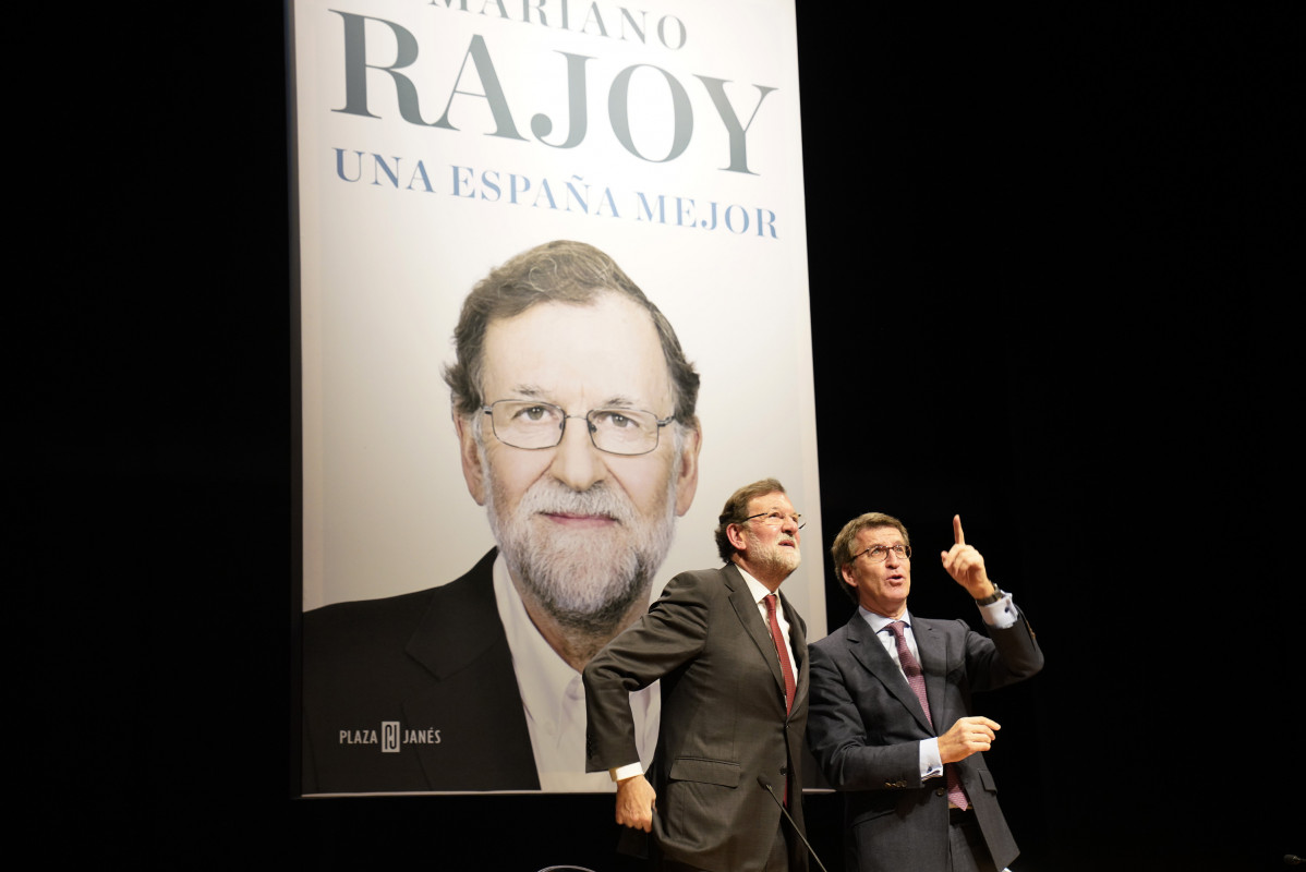 El presidente de la Xunta de Galicia, Alberto Núñez Feijóo, y el expresidente Rajoy en la presentación del libro 'Una España mejor' de Mariano Rajoy