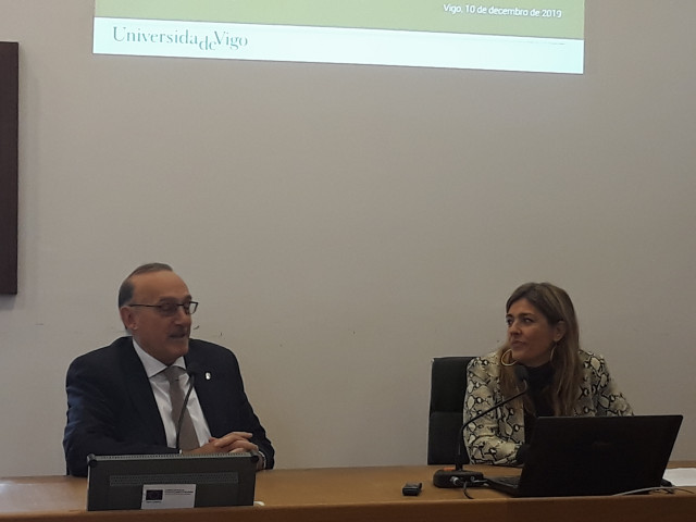 El rector de la Universidade de Vigo, Manuel Reigosa, y la vicerrectora de Captación de Alumnado, Estudiantes y Extensión Universitaria, Natalia Caparrini, durante la rueda de prensa