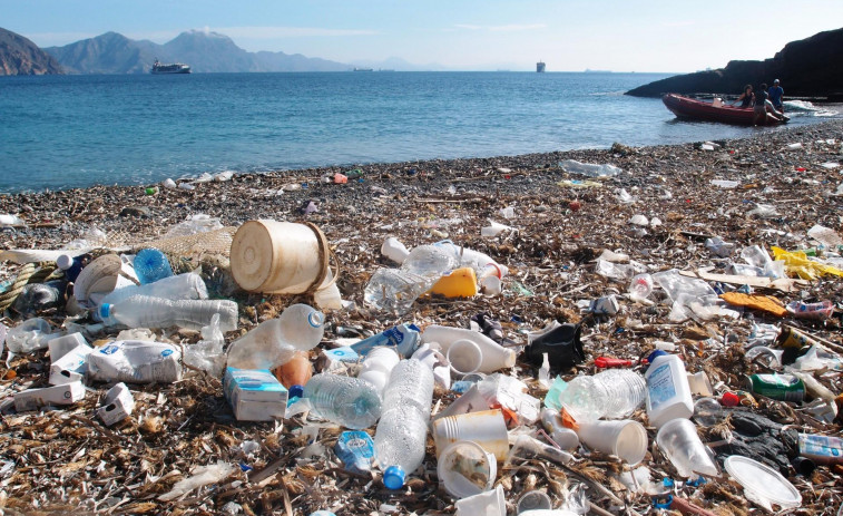 El mar cuenta con una tonelada y media de basura menos gracias a la flota de Cambados