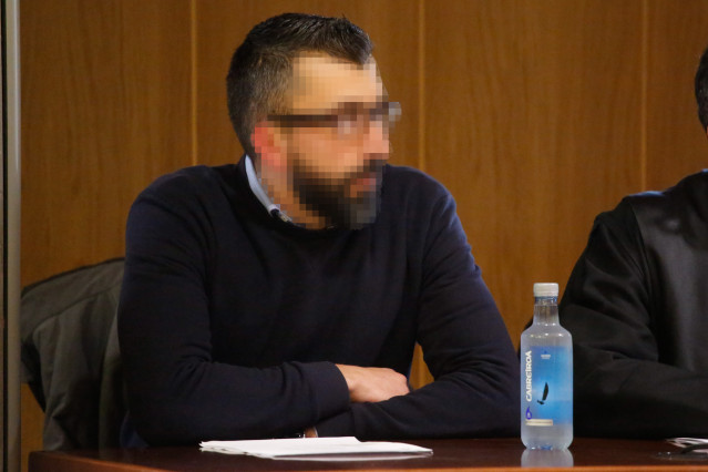 El presunto asesino de Ana Enjamio, César A.O., durante el juicio por el crimen, en la Audiencia Provincial de Pontevedra con sede en Vigo, en Galicia (España), a 9 de diciembre de 2019.
