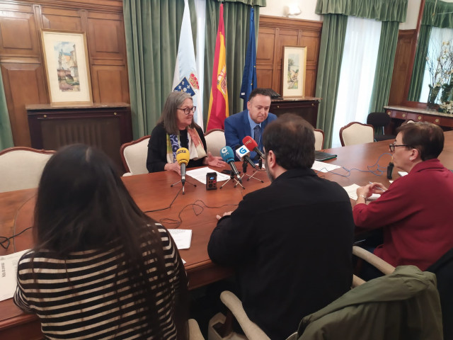 La subdelegada del Gobierno, Pilar López-Rioboo, y el  director provincial de la Tesorería General de la Seguridad Social,  Miguel Planas, presentan una campaña sobre la vida laboral de los trabajadores