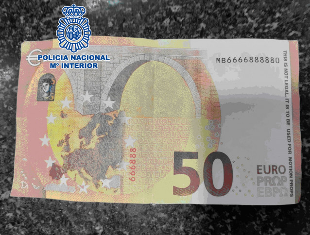 La Policía Nacional detiene en Ferrol a dos personas por usar billetes falsos de 50 euros.