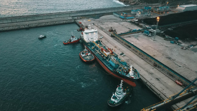Imagen tomada con dron del ‘Blue Star’ a su llegada al puerto exterior de Ferrol, donde ha sido amarrado tras ser rescatado por un dipositivo que logró desencallar al buque quimiquero que llevaba varado en la costa de As Mirandas, en Ares (A Coruña), desd