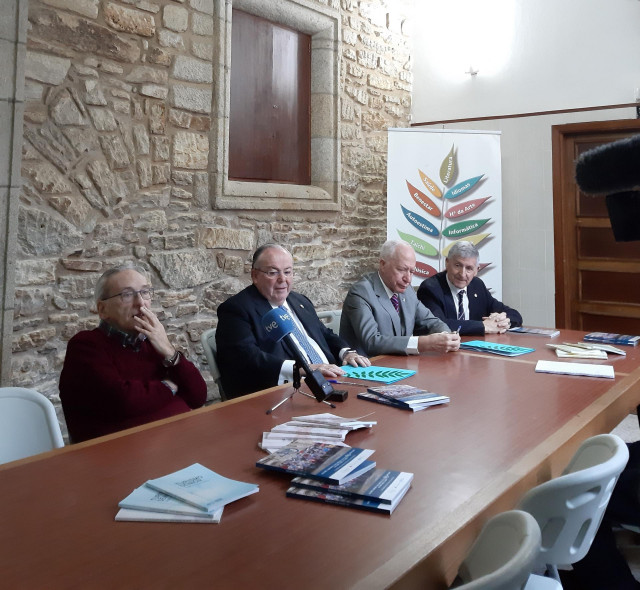 Firma del convenio entre asociaciones para que profesores eméritos de universidad den clase a adultos mayores de 50 años que reciben docencia