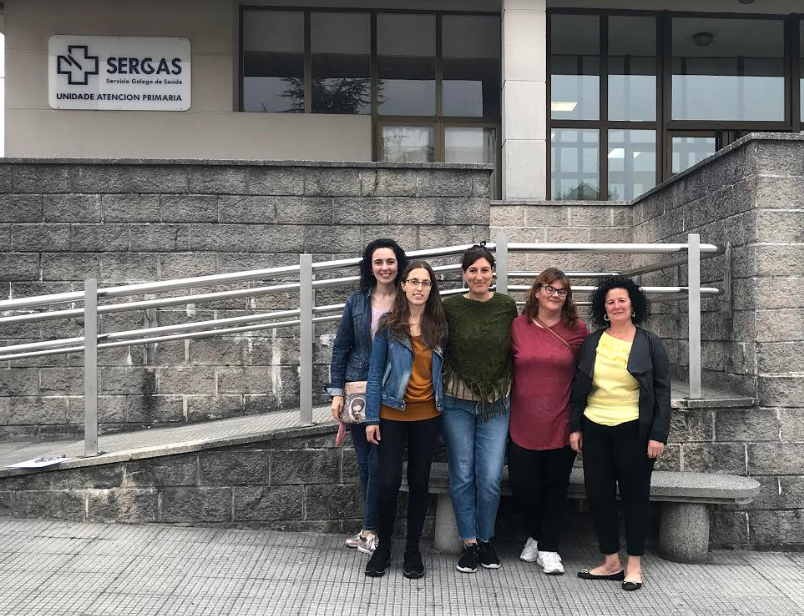 Vecinas de A Pastoriza ante su centro de salud