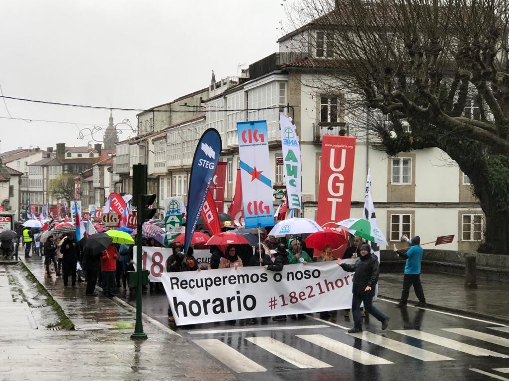 Manifestaciu00f3n de los sindicatos de la enseu00f1anza durante la huelga por el horario lectivo en Santiago en una foto de UGT