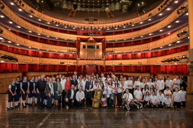 La orquesta de instrumentos reciclaros de Cateura en una imagen de archivo en el Teatro Real con la reina Sofía.